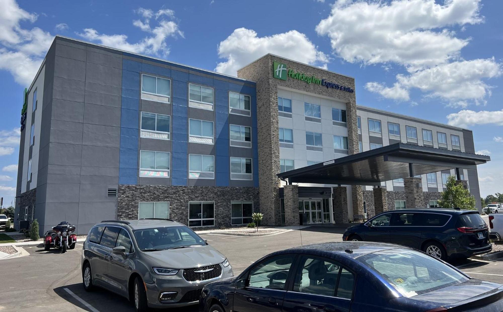 Holiday Inn Express & Suites - Tomah By Ihg Exterior photo